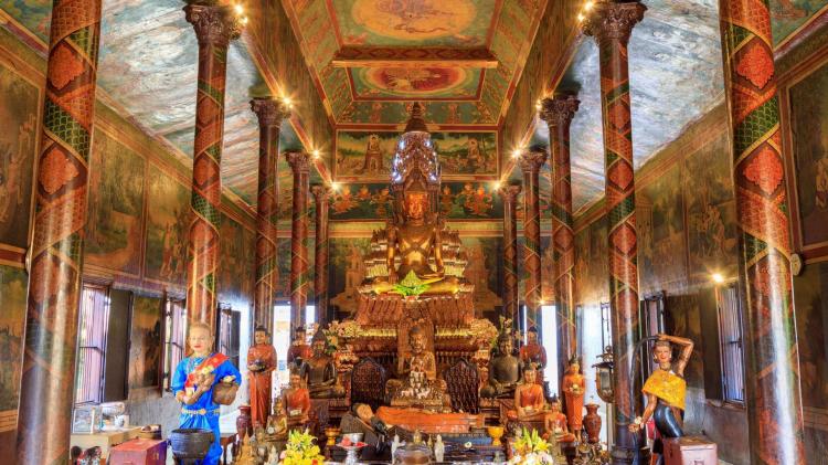 wat phnom pagoda inside